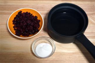 先制作馅料，将蔓越莓干、清水，同放入牛奶锅里，大火煮至沸腾，然后小火，盖锅熬煮约30分钟。