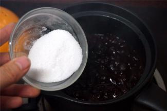 一直煮到蔓越莓干变得软烂，然后加入细砂糖，拌均匀。