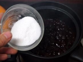 一直煮到蔓越莓干变得软烂，然后加入细砂糖，拌均匀。