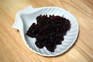 将蔓越莓馅装起，冷却备用。接着做饼皮。