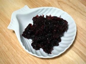 将蔓越莓馅装起，冷却备用。接着做饼皮。