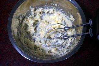 黄油，奶油奶酪软化后，加入细砂糖，搅打至蓬松状态。