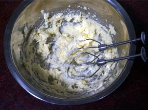 黄油，奶油奶酪软化后，加入细砂糖，搅打至蓬松状态。