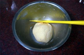 筛入低筋粉，泡打粉，小苏打，拌成无干粉状态的团状。