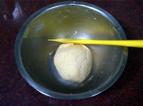 筛入低筋粉，泡打粉，小苏打，拌成无干粉状态的团状。