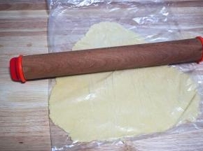 将面团装入大号加厚的保鲜袋中，然后擀成0.3厘米厚的薄片。
