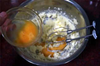 分两次加入全蛋液，每一次都待搅打融合后再添加下一次。