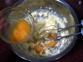 分两次加入全蛋液，每一次都待搅打融合后再添加下一次。