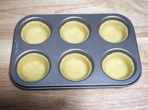 将大圆面片分别放入到六连杯模具中，用手压紧四周以及底部，不要留有空气。