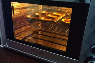 放入预热好的柏翠PE5386烤箱中层，上下火175度，烘烤25分钟左右至表面金黄，取出。