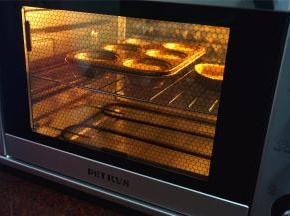 放入预热好的柏翠PE5386烤箱中层，上下火175度，烘烤25分钟左右至表面金黄，取出。