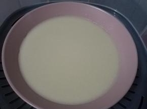 把冰皮面糊放入沸腾的水中大火蒸30分钟，直到看不见面糊熟透为止。（每个人家里的电磁炉、煤气炉等炉具的火力功率都不一样，时间自己调节哦，蒸熟就好）