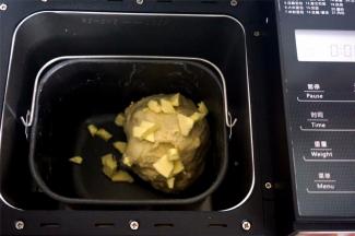 第一个揉面程序结束后，放入软化的黄油粒，启动第二次的揉面程序，时间20分钟。