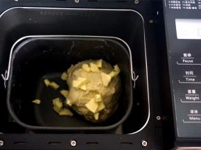 第一个揉面程序结束后，放入软化的黄油粒，启动第二次的揉面程序，时间20分钟。