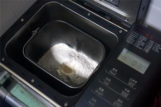 黄油除外，将食材按照先液体后固体的顺序放入面包机，启动揉面程序，时间30分钟。