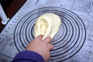 取出面团，反复对折，摔打10分钟，这个过程可以使面团更好地出膜。