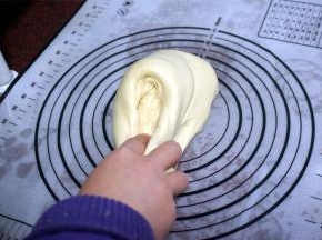 取出面团，反复对折，摔打10分钟，这个过程可以使面团更好地出膜。