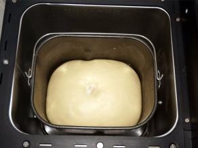 将面团揉圆，放入面包机（取出搅拌刀），盖上保鲜膜，启动酸奶程序，发酵至两倍大。