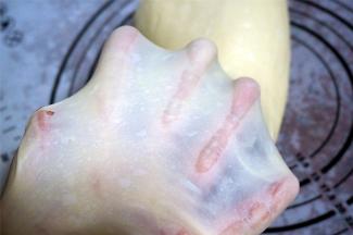 检查出膜情况，摔打10分钟后，已经可以拉出漂亮的手套薄膜了。