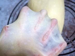 检查出膜情况，摔打10分钟后，已经可以拉出漂亮的手套薄膜了。