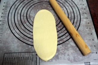 将面团分别擀成长舌状，然后卷起。