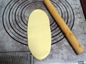 将面团分别擀成长舌状，然后卷起。