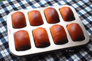 放入预热好的烤箱中层，烘烤20~25分钟即可。