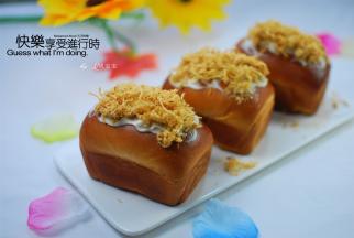 这个是甜味面包坯子，做好后，可以根据自己的喜好来享用。例如在表面抹上一层沙拉酱，然后放上满满的肉松。此外，还可以当汉堡包坯子，切成3片，稍微煎一下，然后夹上芝士片，煎蛋，生菜叶等，就是小汉堡咯。