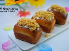 这个是甜味面包坯子，做好后，可以根据自己的喜好来享用。例如在表面抹上一层沙拉酱，然后放上满满的肉松。此外，还可以当汉堡包坯子，切成3片，稍微煎一下，然后夹上芝士片，煎蛋，生菜叶等，就是小汉堡咯。