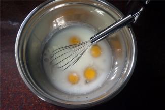 将鸡蛋，凉开水，细砂糖同放入深盘中，搅拌均匀至细砂糖完全融化。