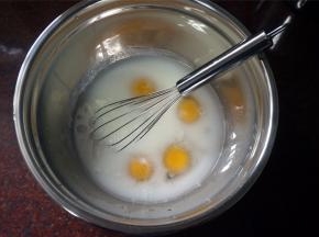 将鸡蛋，凉开水，细砂糖同放入深盘中，搅拌均匀至细砂糖完全融化。