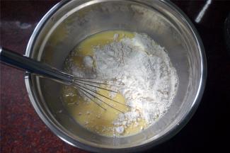 筛入班戟粉和奶粉，搅打均匀。