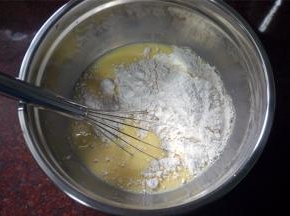 筛入班戟粉和奶粉，搅打均匀。