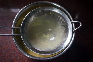 将面糊过滤一次。