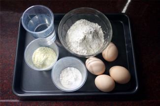 准备做班戟皮的食材：班戟粉150克、凉开水330克、鸡蛋4个、细砂糖30克、奶粉30克 。