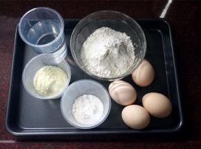 准备做班戟皮的食材：班戟粉150克、凉开水330克、鸡蛋4个、细砂糖30克、奶粉30克 。