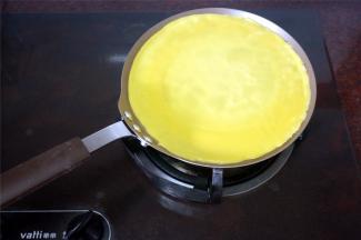 热锅，刷上一层薄油，倒入一杯90克的面糊，轻轻晃动，让面糊摊均匀，慢火煎熟，无需反转。