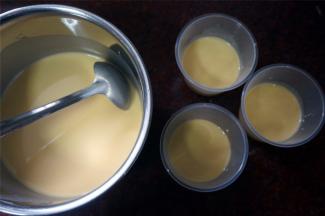 用3个小杯，分别装上90克的面糊（我做的是8寸的千层蛋糕，如果做6寸的只需要45克面糊）备用。