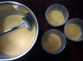 用3个小杯，分别装上90克的面糊（我做的是8寸的千层蛋糕，如果做6寸的只需要45克面糊）备用。