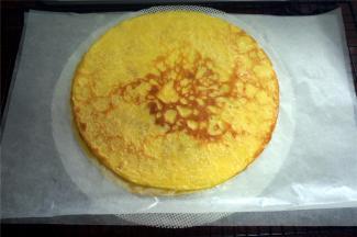 将煎熟的班戟皮倒扣到吸油纸上，每一片都用吸油纸隔开。同样操作至全部面糊煎完为止。