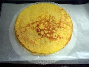 将煎熟的班戟皮倒扣到吸油纸上，每一片都用吸油纸隔开。同样操作至全部面糊煎完为止。