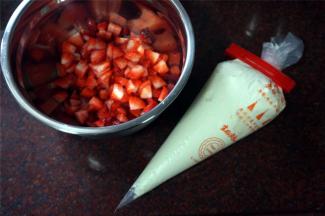 将草莓洗净，留下4个大草莓做表面装饰，其余的切成片状再切成小粒状，备用。600克淡奶油加入60克细砂糖打发至硬性发泡后，分次装入裱花袋备用。