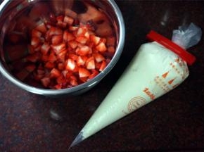 将草莓洗净，留下4个大草莓做表面装饰，其余的切成片状再切成小粒状，备用。600克淡奶油加入60克细砂糖打发至硬性发泡后，分次装入裱花袋备用。