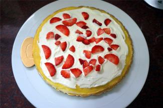 也可以将奶油抹平后放上草莓粒再挤一层淡奶油，抹平。每一层重复操作至放上最后一片班戟皮。