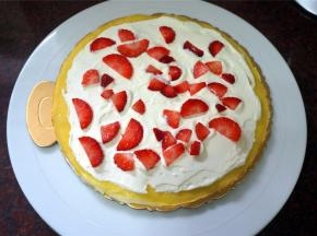 也可以将奶油抹平后放上草莓粒再挤一层淡奶油，抹平。每一层重复操作至放上最后一片班戟皮。