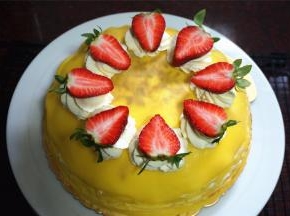 剩下的4个草莓对半切块，切面朝上，摆放在奶油花上，最后中间再挤上一朵大的奶油花，放上糖人，完成！