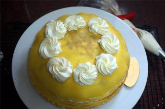 用菊花嘴在表层挤出8朵小花。