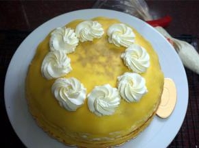 用菊花嘴在表层挤出8朵小花。