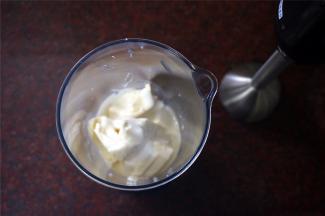 奶油奶酪、淡奶油、酸奶从冰箱拿出来后，直接放进料理杯里称重，用料理机打到顺滑无颗粒的状态。