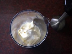 奶油奶酪、淡奶油、酸奶从冰箱拿出来后，直接放进料理杯里称重，用料理机打到顺滑无颗粒的状态。